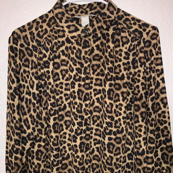 H&M Tops - Leopard / Cheetah button down Blouse 🐆